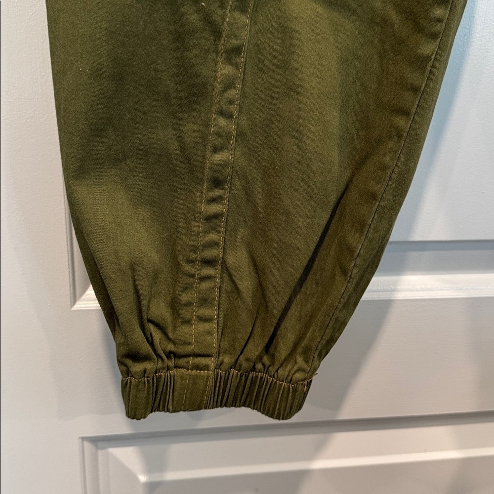 Almost Famous olive cargo joggers with a camouflage belt & pocket flaps Sz Large - Picture 10 of 10